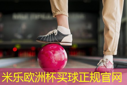 乒乓球台前的胖子