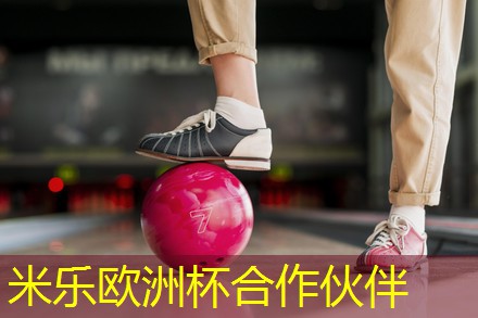 乒乓球台前的胖子
